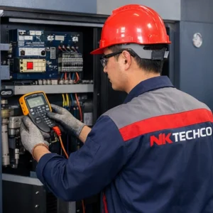 Kỹ thuật viên NK Techco kiểm tra tủ điện máy nén khí